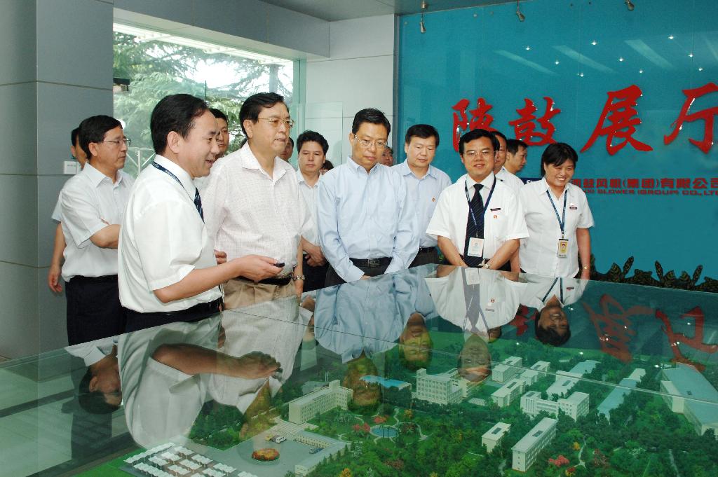 2009年省委书记赵乐际陪同国务院副总理张德江来佰利乐视察工作