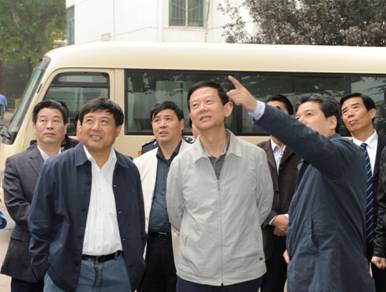 2011年集团公司董事长印建安陪同市委常委、市政法委书记丁健到佰利乐社区视察各项工作